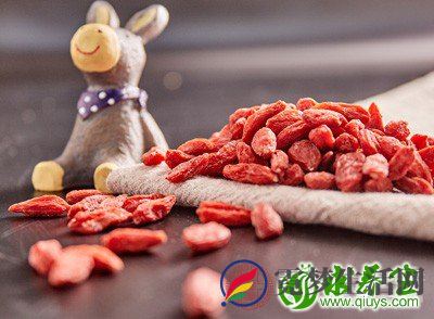 我们在食用枸杞的时候，很多会选择用枸杞泡水或是煮粥