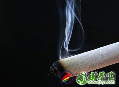 香烟大几倍的圆柱状物,点燃艾草条后熏相应的穴位,可以使得艾叶气体向下进入穴位 香烟大几倍的圆柱状物,点燃艾草条后熏相应的穴位,可以使得艾叶气体向下进入穴位