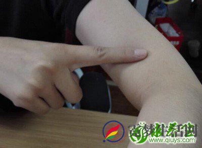手三里穴位于曲池下二寸,按之肉起兑肉之端 手三里穴位于曲池下二寸,按之肉起兑肉之端