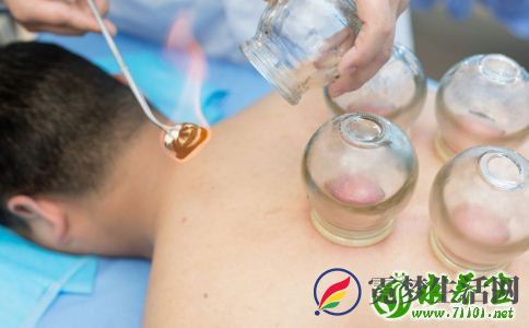 拔罐出水泡怎么办 拔罐出水泡怎么回事 拔罐的好处