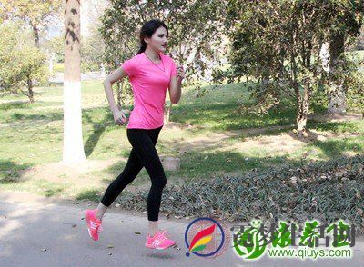 在运动之前及之后都要拉筋，一般人只记得运动之前要拉筋，而运动后一身疲倦，便连动都不想动