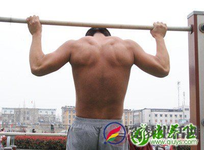 就是一般的棒式撑体,加上单脚抬腿动作。上半身用手肘支撑,手肘垂直于肩膀正下方,紧缩腹部核心,以腹肌为中心撑起身体,让身体维持稳定,保持正常呼吸,单脚上举时,最好能维持1-2分钟,时间越久,强度越高 就是一般的棒式撑体,加上单脚抬腿动作。上半身用手肘支撑,手肘垂直于肩膀正下方,紧缩腹部核心,以腹肌为中心撑起身体,让身体维持稳定,保持正常呼吸,单脚上举时,最好能维持1-2分钟,时间越久,强度越高
