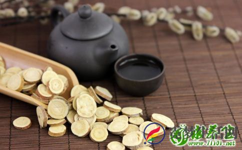 黄芪的功效与作用 黄芪的好处有哪些 黄芪红枣枸杞茶做法