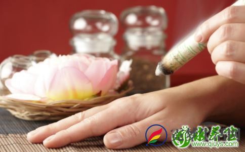 艾灸和拔罐可以同时做吗 艾灸的好处 拔罐的好处