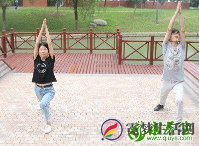 左脚向前跨两步，右脚向后跨两小步