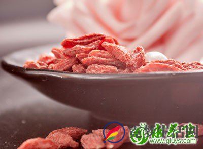 枸杞子具有改善大脑的功能，增强人的学习记忆能力