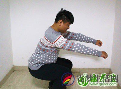 腹肌训练你只需要15分钟。如果你已经做了像深蹲和硬拉这样的复合练习,那么在你训练的最后1-2个腹肌练习,每个动作做2-3组就已经足够了 腹肌训练你只需要15分钟。如果你已经做了像深蹲和硬拉这样的复合练习,那么在你训练的最后1-2个腹肌练习,每个动作做2-3组就已经足够了