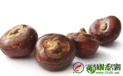 胸闷心慌气是怎么回事 胸闷心慌气短按什么穴位 胸闷心慌气短吃什么食物