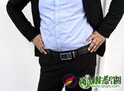 注意力集中在腹肌上,收紧腹肌,同时腰腹收缩向右扭动你的身体,直到手臂与地面平行,同时呼气。保持腹肌持续收缩,然后回到起始位置。然后移动到另一侧进行你右侧的相同动作 注意力集中在腹肌上,收紧腹肌,同时腰腹收缩向右扭动你的身体,直到手臂与地面平行,同时呼气。保持腹肌持续收缩,然后回到起始位置。然后移动到另一侧进行你右侧的相同动作