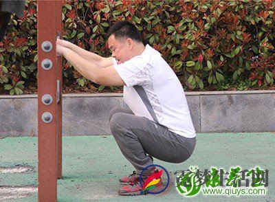 如果你严格的执行腹肌的孤立练习,那你犯了一个巨大的错误。像硬拉,深蹲,过头推举这些复合动作会使你核心的每一寸都得到锻炼。不要忘记把这些动作列入你的训练计划中 如果你严格的执行腹肌的孤立练习,那你犯了一个巨大的错误。像硬拉,深蹲,过头推举这些复合动作会使你核心的每一寸都得到锻炼。不要忘记把这些动作列入你的训练计划中