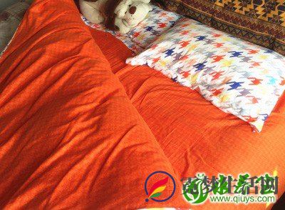 使得睡眠时难以充分的呼吸,也会增加落枕的几率 使得睡眠时难以充分的呼吸,也会增加落枕的几率