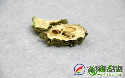苦瓜片泡水喝好吗 苦瓜片泡水喝有什么功效 哪些人不能吃苦瓜