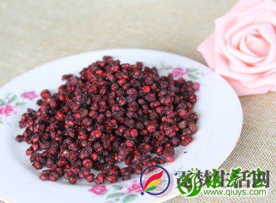 五味子是很好的滋补品,有很多人多用它来滋补身体,因为它对人体具有益气、生津、止渴、益智、安神的功效 五味子是很好的滋补品,有很多人多用它来滋补身体,因为它对人体具有益气、生津、止渴、益智、安神的功效