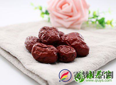 由于红枣果皮坚韧不好消化,如果整颗冲泡,很难将其有效成分完全溶出,因此最好将其掰开再冲泡 由于红枣果皮坚韧不好消化,如果整颗冲泡,很难将其有效成分完全溶出,因此最好将其掰开再冲泡