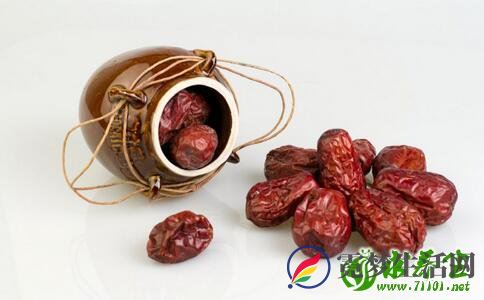 红枣有哪些功效 红枣怎么吃最滋补 红枣的养生吃法