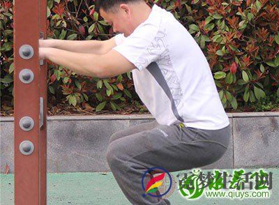 男人练习深蹲是能够有效提高身体的力量的。特别是在进行有负重的深蹲的时候,身体每练习一次深蹲就能够调动身体的骨骼肌肉做功,这种力量锻炼比一般的运动练习效果要好得多 男人练习深蹲是能够有效提高身体的力量的。特别是在进行有负重的深蹲的时候,身体每练习一次深蹲就能够调动身体的骨骼肌肉做功,这种力量锻炼比一般的运动练习效果要好得多
